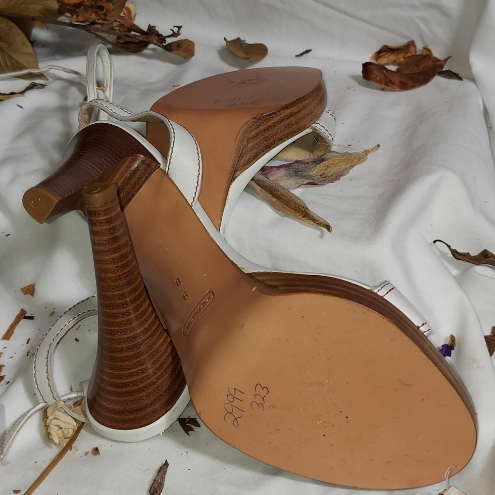 Coach  ladies white heeled sandL - Picture 10 of 11
